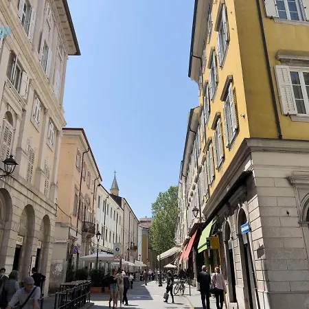 Cavana 3 Tirabora Short Rent Apartment Trieste